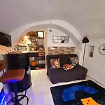 Tiny Studio, Rustic Style, Historic Center 아파트 *